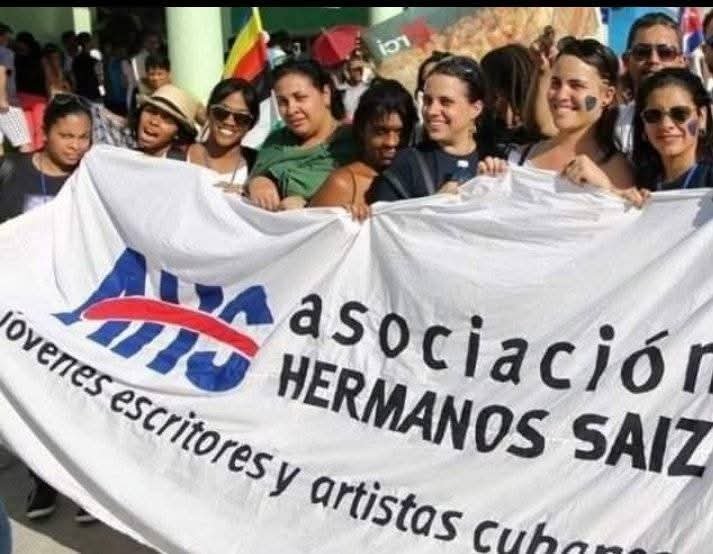 DrRobertoMOjeda's tweet photo. La Biblioteca Nacional José Martí cumple 125 años y nuestra Asociación Hermanos Saíz 40. Una atesora un mundo de cultura; la otra la sigue creando con su fuente inagotable y renovada de juventud. ¡Felicidades! #CubaRevoluciónViva https://t.co/TcfHhrrrJ7