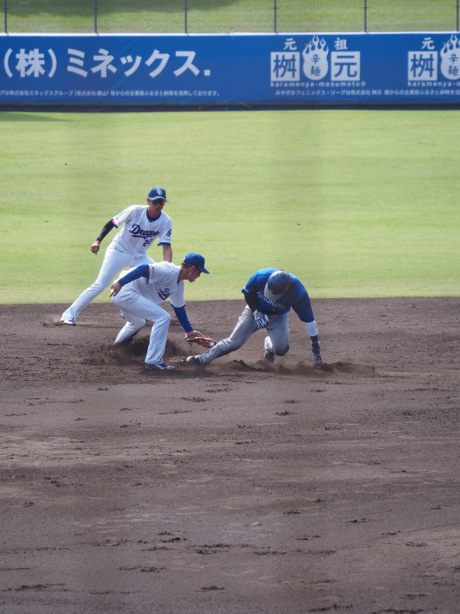 syjr5's tweet photo. 相手の盗塁は刺し
自らは盗塁を決める九鬼隆平。

外野も守るし割と何でもできるんだから、
松尾の離脱時とかちょっとチャンスあってもよかったのにな。

試合後サイン貰う時に盗塁刺カッコよかったです、って言ったらいい笑顔が返ってきました。

#baystars
10/15 アイビー https://t.co/g76A9bnIvp