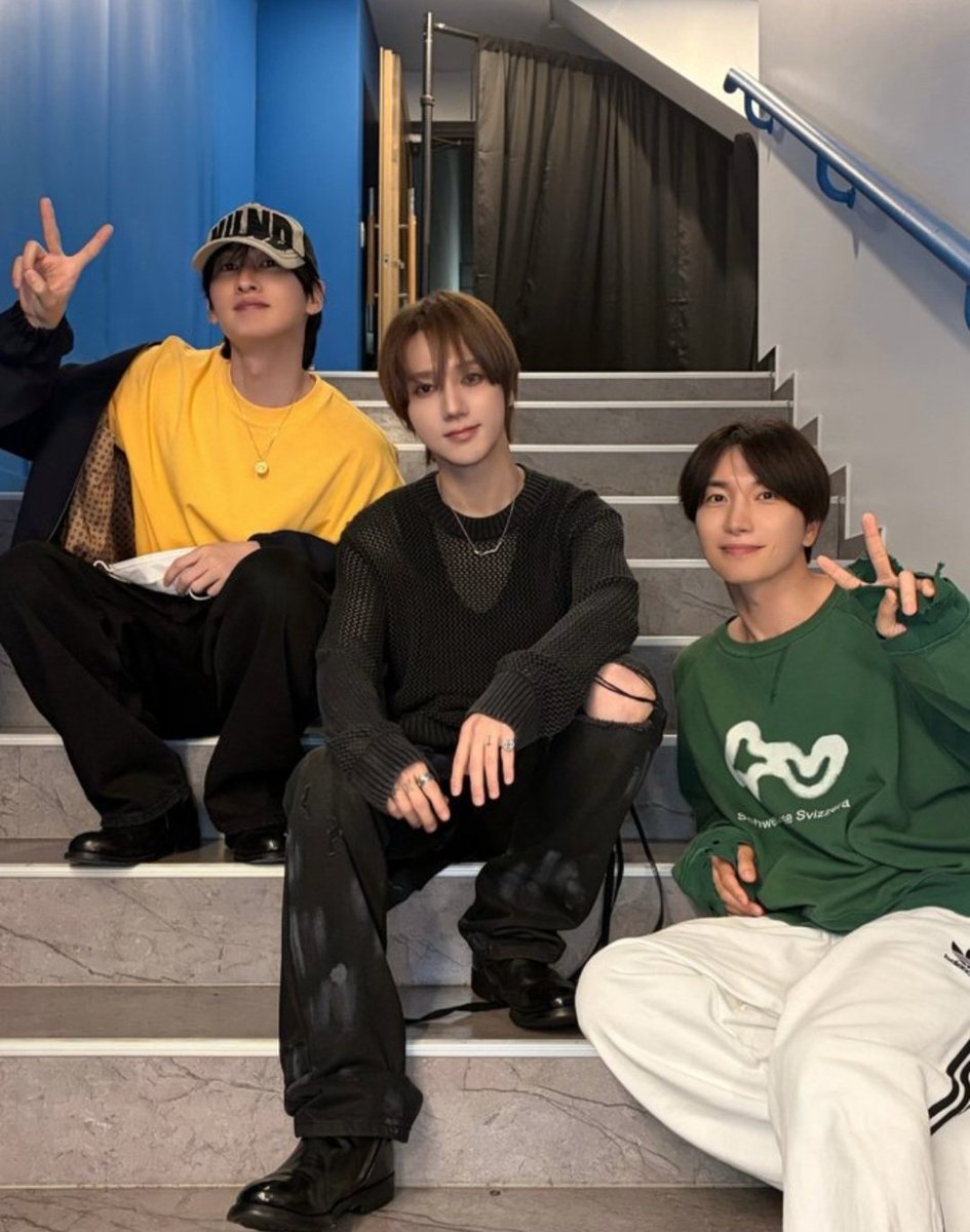suchiyu0212's tweet photo. Yesung 的父母,鐘真,利特,銀赫,東海,厲旭,圭賢來應援Yesung 演唱會讓人感動。
YESUNG 的演唱會真的很棒。要唱到100歲喔!愛你💋
#Pedazos
#WindsofTime
#예성버블
#YESUNG https://t.co/Se2MD3cQlE