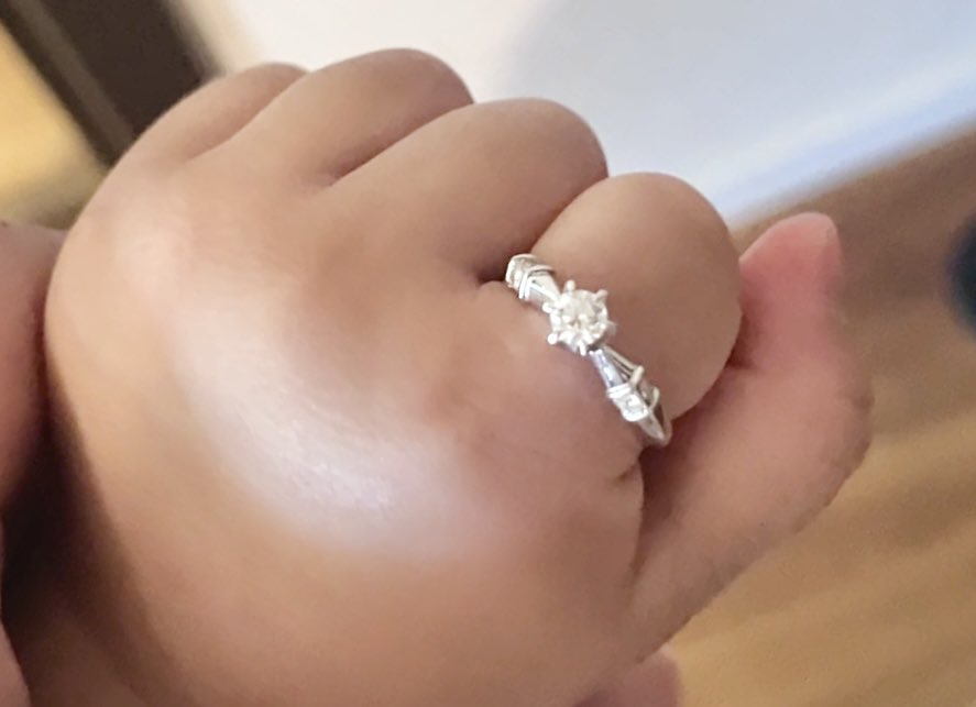 nemo_gemologist's tweet photo. 私のピンキーリングがむちむちおててにフィットする日が来てしまった、、、💍 https://t.co/T1CQ549Z63