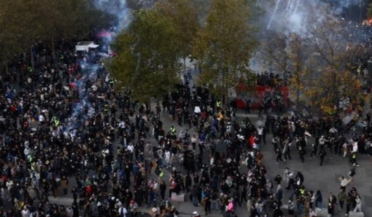 inforustavi's tweet photo. Massive #protestsinfrance  against the high cost of living and the deterioration of public services.
French police arrested more than 1,000 people during protests.
Protesters clash with police in #Milan, #Italy, near the historic cathedral, against the high cost of living. https://t.co/zkX6e4IdZB