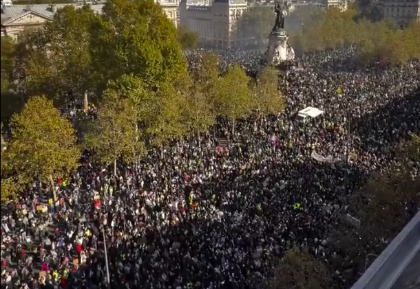 inforustavi's tweet photo. Massive #protestsinfrance  against the high cost of living and the deterioration of public services.
French police arrested more than 1,000 people during protests.
Protesters clash with police in #Milan, #Italy, near the historic cathedral, against the high cost of living. https://t.co/zkX6e4IdZB