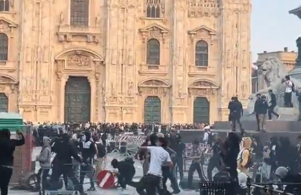 inforustavi's tweet photo. Massive #protestsinfrance  against the high cost of living and the deterioration of public services.
French police arrested more than 1,000 people during protests.
Protesters clash with police in #Milan, #Italy, near the historic cathedral, against the high cost of living. https://t.co/zkX6e4IdZB