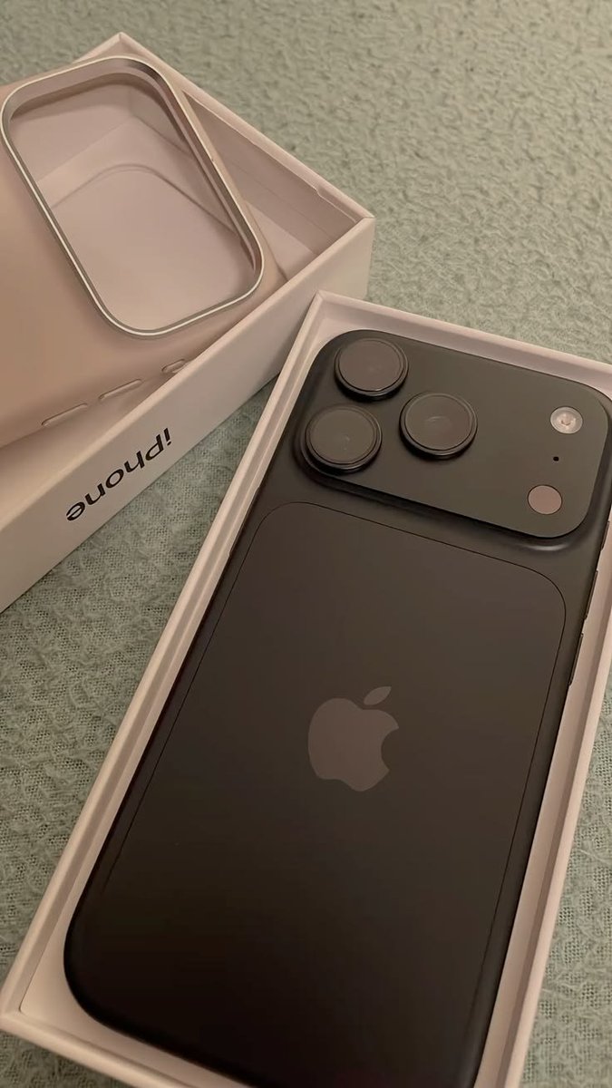lowkjames's tweet photo. just got back from the gym my new phone came wait I'm gonna set it up rq https://t.co/h3yaxCKmTp