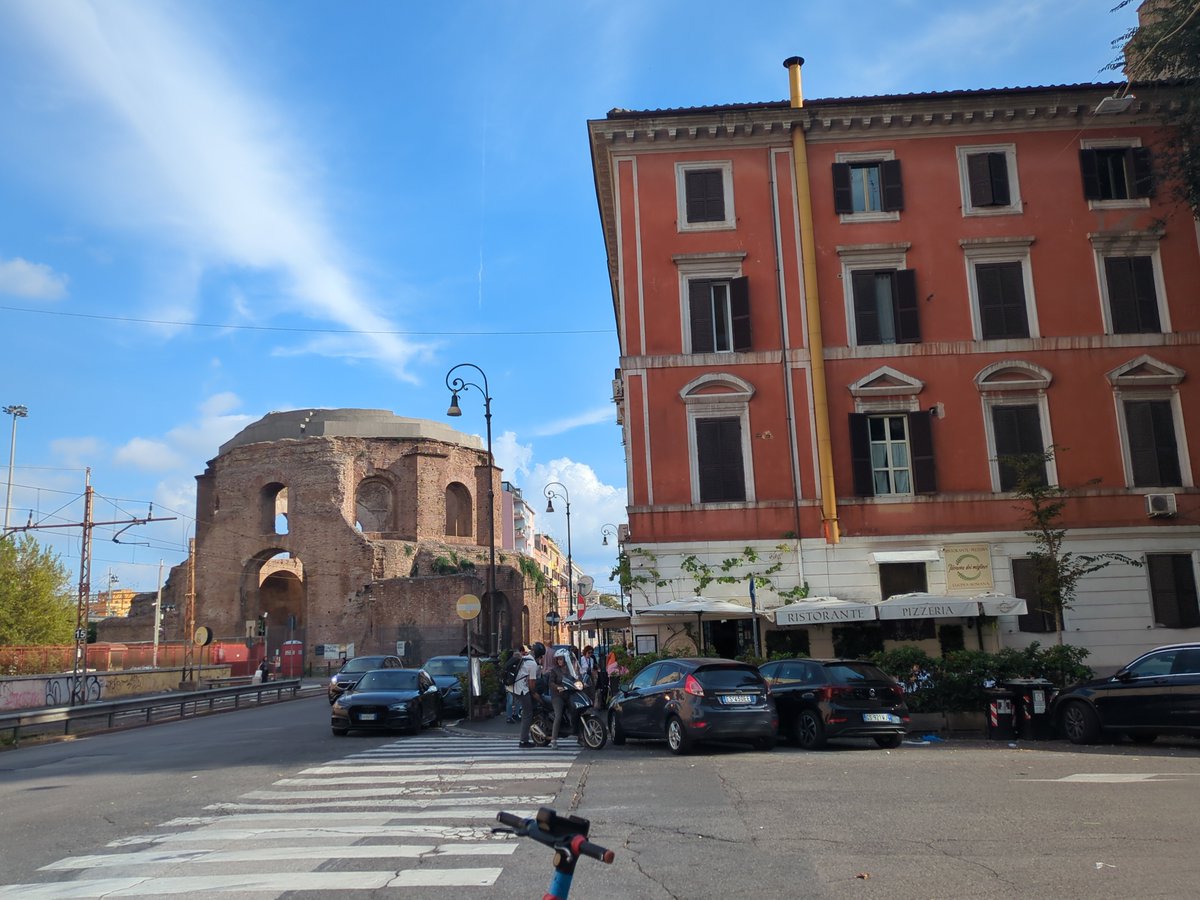 rico__tabi's tweet photo. テルミニ駅🇮🇹の近くまで来た😇

落書き多いねぇ。 https://t.co/UgwnsStsiL