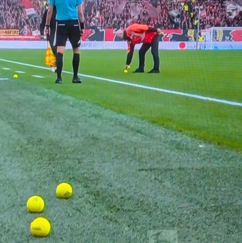 andresweiss_'s tweet photo. TREMENDO lo que ha pasado en el partido entre Bayer Leverkusen y Freiburg.

Los fans del Freiburg, visitantes hoy, han lanzado pelotas de tenis al campo para frenar el partido, y protestar por la nueva normativa para los fans en Alemania.

Según dicen, ven la limitación para llevar algunos elementos de animación como una forma de limitar la cultura fan alemana.

El parón ha sido tan largo que hasta Julian Schuster, entrenador del Freiburg, ha ido a pedirles explicaciones.