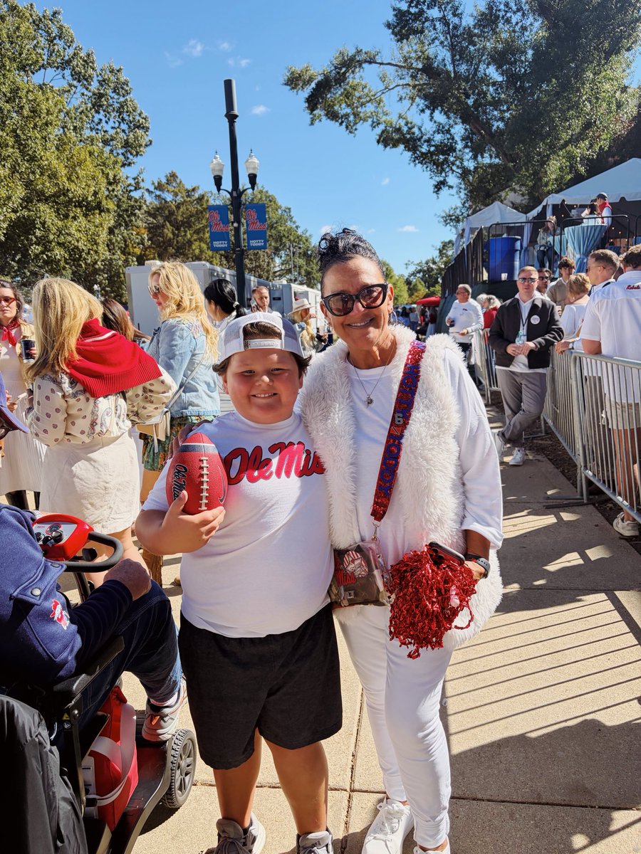 ChampionAlana's tweet photo. My son recognized Trinadad’s mom yesterday and was determined to go say hey to her. Mrs Cheryl was so gracious with her time. He told her he plays football. She spoke to him about listening to coaches and being a good teammate and giving God the glory in all that we do. Abundance of character flowing from that family. Core memory made for my little Rebel. Hotty Toddy!