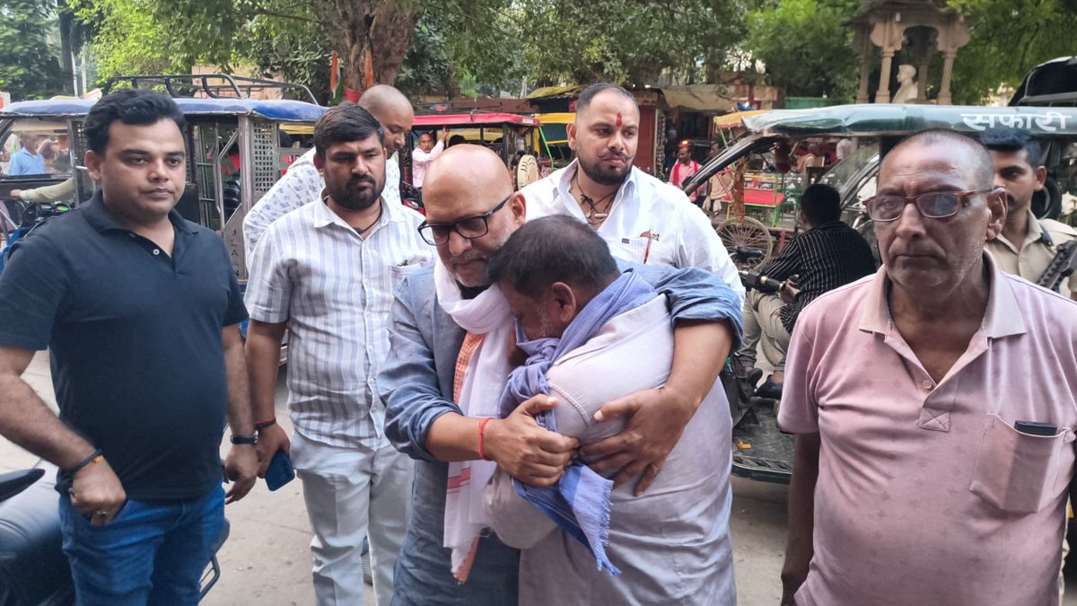 kashikirai's tweet photo. श्री ओम प्रकाश पांडेय जी, ग्राम बड़ागांव –बिसईपुर के सुपुत्र श्री अभिषेक कुमार पांडेय जी का रामेश्वर महादेव मंदिर परिसर में करंट लगने से हुआ असामयिक निधन अत्यंत दुःखद एवं हृदयविदारक है।

पिंडरा मेरा परिवार है। श्री ओम प्रकाश पांडेय जी के परिवार से हमारे 30 वर्षों से पारिवारिक संबंध रहे हैं। 

श्री ओम प्रकाश पांडेय जी के परिवार पर आई इस विपत्ति से मैं अत्यंत दुःखी हूँ। घटना की सूचना मिलते ही मैं मौके पर पहुँचा और शोकाकुल परिवार के प्रति अपनी संवेदना व्यक्त की।

यह घटना बिजली विभाग और प्रशासन की सुरक्षा व्यवस्था पर गंभीर सवाल खड़े करती है। आखिर धार्मिक स्थलों पर श्रद्धालुओं की सुरक्षा सुनिश्चित करने की जिम्मेदारी किसकी है? 

भाजपा सरकार को इस दुखद घटना की निष्पक्ष जाँच कराकर जिम्मेदार लोगों की जवाबदेही तय करनी चाहिए तथा दोषियों के विरुद्ध कठोरतम कार्रवाई सुनिश्चित करनी चाहिए।

पिंडरा केवल एक क्षेत्र नहीं, मेरा परिवार है। इस परिवार के हर सुख-दुःख में मैं सदैव साथ खड़ा हूँ। इस असहनीय क्षति की घड़ी में मेरी संवेदनाएँ पूरे पांडेय परिवार के साथ हैं।

ईश्वर दिवंगत आत्मा को अपने श्रीचरणों में स्थान दें और परिवार को यह दुःख सहन करने की शक्ति प्रदान करें।

🙏 ॐ शांति 🙏

#AjayRai #Ajay4Pindra #पिंडरा_परिवार #पिंडरा