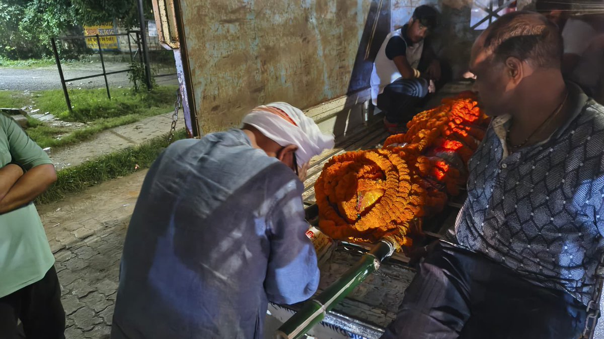 kashikirai's tweet photo. श्री ओम प्रकाश पांडेय जी, ग्राम बड़ागांव –बिसईपुर के सुपुत्र श्री अभिषेक कुमार पांडेय जी का रामेश्वर महादेव मंदिर परिसर में करंट लगने से हुआ असामयिक निधन अत्यंत दुःखद एवं हृदयविदारक है।

पिंडरा मेरा परिवार है। श्री ओम प्रकाश पांडेय जी के परिवार से हमारे 30 वर्षों से पारिवारिक संबंध रहे हैं। 

श्री ओम प्रकाश पांडेय जी के परिवार पर आई इस विपत्ति से मैं अत्यंत दुःखी हूँ। घटना की सूचना मिलते ही मैं मौके पर पहुँचा और शोकाकुल परिवार के प्रति अपनी संवेदना व्यक्त की।

यह घटना बिजली विभाग और प्रशासन की सुरक्षा व्यवस्था पर गंभीर सवाल खड़े करती है। आखिर धार्मिक स्थलों पर श्रद्धालुओं की सुरक्षा सुनिश्चित करने की जिम्मेदारी किसकी है? 

भाजपा सरकार को इस दुखद घटना की निष्पक्ष जाँच कराकर जिम्मेदार लोगों की जवाबदेही तय करनी चाहिए तथा दोषियों के विरुद्ध कठोरतम कार्रवाई सुनिश्चित करनी चाहिए।

पिंडरा केवल एक क्षेत्र नहीं, मेरा परिवार है। इस परिवार के हर सुख-दुःख में मैं सदैव साथ खड़ा हूँ। इस असहनीय क्षति की घड़ी में मेरी संवेदनाएँ पूरे पांडेय परिवार के साथ हैं।

ईश्वर दिवंगत आत्मा को अपने श्रीचरणों में स्थान दें और परिवार को यह दुःख सहन करने की शक्ति प्रदान करें।

🙏 ॐ शांति 🙏

#AjayRai #Ajay4Pindra #पिंडरा_परिवार #पिंडरा