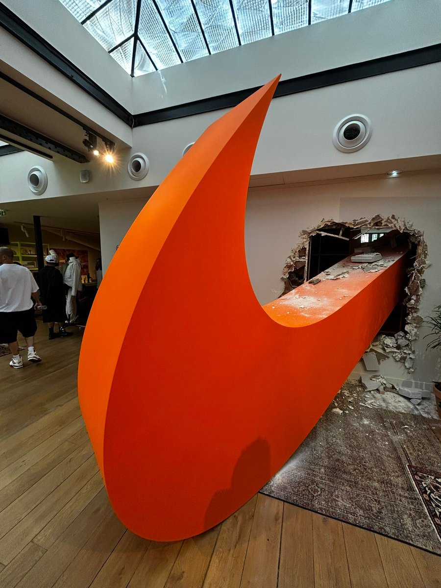 INTERIORBYHUT's tweet photo. Back when Nike took "Just Do It" to a whole new level https://t.co/oIjHqX3rEx