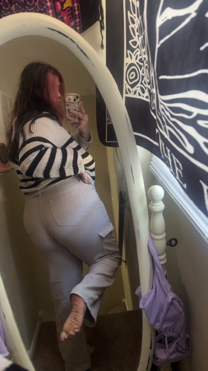 perfpinkproblem's tweet photo. you can’t tell but my pants are pink just like my hair and soles🥰🤯🥵 https://t.co/8vWaYfk8n4