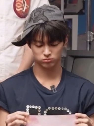 axgxhxn's tweet photo. 남자아이 입술 댓발나왔고ㅋㅋ   푸하하하하하 https://t.co/Lf45D9CbG6