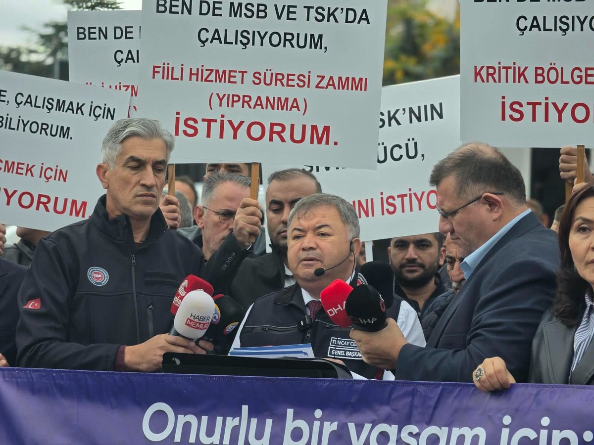 Tuncay_Cengiz_'s tweet photo. ANKARA’NIN KALBİNE BİR SÖZ BIRAKTIK…
Devlet Memurları Sendikası olarak; Millî Savunma Bakanlığı, Türk Silahlı Kuvvetleri, Jandarma Genel Komutanlığı ile Sahil Güvenlik Komutanlığında görev yapan Devlet memurlarının haklı taleplerini Ankara’nın kalbine taşıdık!
Öncelikle, Genelkurmay Kavşağı’ndaki billboarda reklam verdik, halen yayımda olan görselimiz ile sesimizi ve taleplerimizi başkente duyurmaya devam ediyoruz.
18 Ekim Pazar günü saat 12.00’da Hava Kuvvetleri Komutanlığı karşısındaki Necatibey Metro İstasyonu önünde basın açıklaması gerçekleştirerek taleplerimizi bir kez daha güçlü şekilde dile getirdik.
“Artık; memurun sesi duyulmalı, emeği görülmeli, hakkı teslim edilmelidir!” diyor, haklarımız için mücadele etmeye devam ediyoruz.
DMS; Senin İçin, Seninle Güçlü!
#memur
#MemurEmeklisineAdelet
@tcbestepe
@DMKonfederasyon
@dmssendikasi