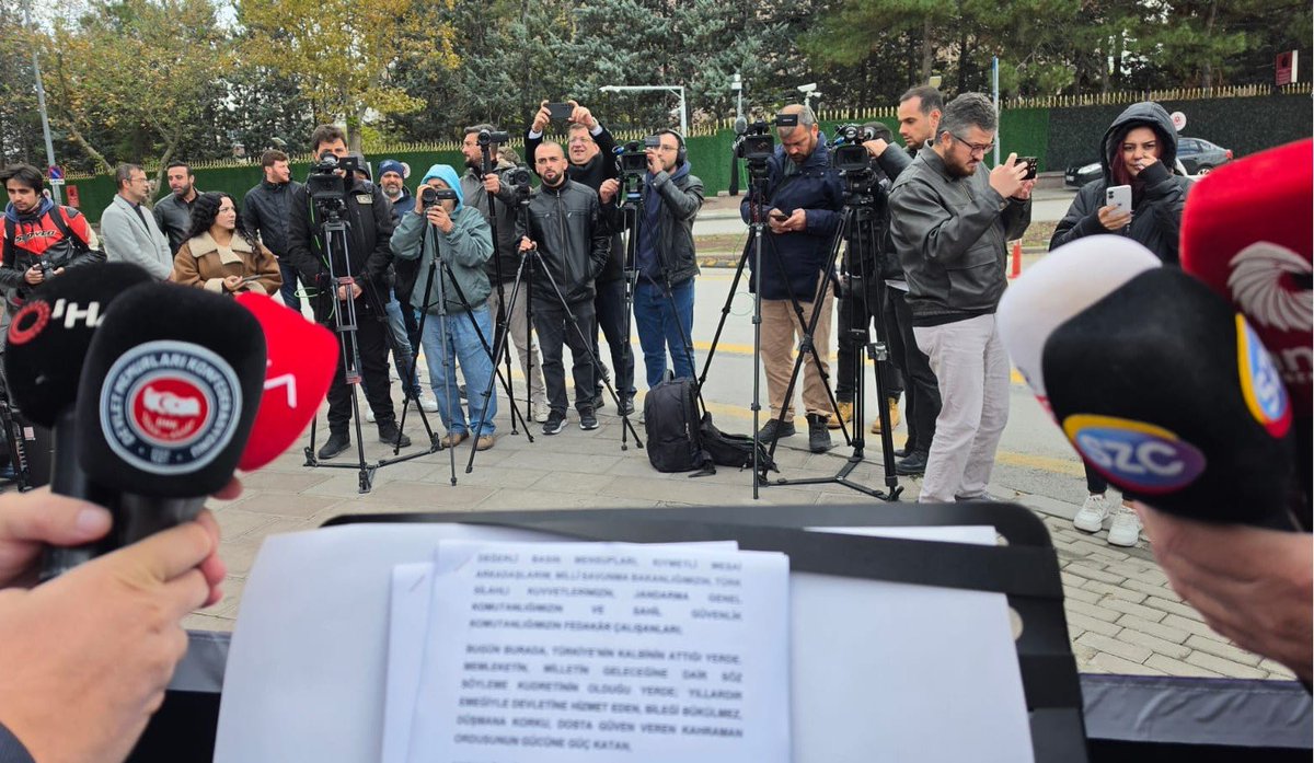 Tuncay_Cengiz_'s tweet photo. ANKARA’NIN KALBİNE BİR SÖZ BIRAKTIK…
Devlet Memurları Sendikası olarak; Millî Savunma Bakanlığı, Türk Silahlı Kuvvetleri, Jandarma Genel Komutanlığı ile Sahil Güvenlik Komutanlığında görev yapan Devlet memurlarının haklı taleplerini Ankara’nın kalbine taşıdık!
Öncelikle, Genelkurmay Kavşağı’ndaki billboarda reklam verdik, halen yayımda olan görselimiz ile sesimizi ve taleplerimizi başkente duyurmaya devam ediyoruz.
18 Ekim Pazar günü saat 12.00’da Hava Kuvvetleri Komutanlığı karşısındaki Necatibey Metro İstasyonu önünde basın açıklaması gerçekleştirerek taleplerimizi bir kez daha güçlü şekilde dile getirdik.
“Artık; memurun sesi duyulmalı, emeği görülmeli, hakkı teslim edilmelidir!” diyor, haklarımız için mücadele etmeye devam ediyoruz.
DMS; Senin İçin, Seninle Güçlü!
#memur
#MemurEmeklisineAdelet
@tcbestepe
@DMKonfederasyon
@dmssendikasi
