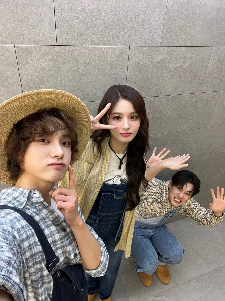 parkchinza's tweet photo. ㅜㅜㅜ 셀카 찍으면 매번 성호가 카메라 드는거……. 🥰🥹 https://t.co/yzS7W6bHVR