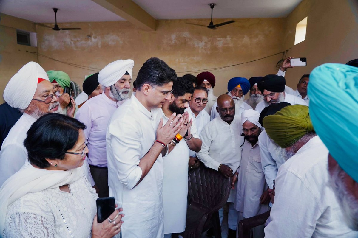 SachinPilot's tweet photo. ਜਨਵਰੀ 2026 ਵਿੱਚ ਆਮ ਆਦਮੀ ਪਾਰਟੀ ਦੇ ਸਮਰਥਕ ਸ. ਬਲਵਿੰਦਰ ਸਿੰਘ ਜੀ ਦਾ ਉਨ੍ਹਾਂ ਦੀ ਹਾਰਡਵੇਅਰ ਦੀ ਦੁਕਾਨ 'ਤੇ ਦਿਨ-ਦਿਹਾੜੇ ਗੋਲੀਆਂ ਮਾਰ ਕੇ ਕਤਲ ਕਰ ਦਿੱਤਾ ਗਿਆ ਸੀ। ਇਸ ਮਾਮਲੇ ਨਾਲ ਜੁੜੇ ਐੱਸ.ਐੱਚ.ਓ. ਦਾ ਨਾਮ ਐੱਫ.ਬੀ.ਆਈ. ਦੀ ਕਾਰਵਾਈ ਵਿੱਚ ਸਾਹਮਣੇ ਆਉਣਾ ਵੀ ਬੇਹੱਦ ਗੰਭੀਰ ਮਾਮਲਾ ਹੈ। ਪੂਰੇ ਮਾਮਲੇ ਦੀ ਨਿਰਪੱਖ ਅਤੇ ਡੂੰਘਾਈ ਨਾਲ ਜਾਂਚ ਹੋਣੀ ਲਾਜ਼ਮੀ ਹੈ।

ਜਦੋਂ ਆਮ ਆਦਮੀ ਪਾਰਟੀ ਦੇ ਆਪਣੇ ਹੀ ਸਮਰਥਕ ਦਾ ਕਤਲ ਹੋ ਜਾਵੇ ਅਤੇ ਇੰਨੇ ਗੰਭੀਰ ਮਾਮਲੇ ਵਿੱਚ ਵੀ ਸਰਕਾਰ ਦਾ ਰਵੱਈਆ ਗੈਰ-ਜ਼ਿੰਮੇਵਾਰਾਨਾ ਨਜ਼ਰ ਆਵੇ, ਤਾਂ ਇਹ ਹੋਰ ਵੀ ਚਿੰਤਾਜਨਕ ਹੈ। ਇਸ ਮਾਮਲੇ ਦੇ ਹਰ ਪਹਿਲੂ ਦੀ ਨਿਰਪੱਖ ਉੱਚ ਪੱਧਰੀ ਜਾਂਚ ਹੋਣੀ ਚਾਹੀਦੀ ਹੈ ਅਤੇ ਜਵਾਬਦੇਹੀ ਤੈਅ ਕਰਦਿਆਂ ਠੋਸ ਕਾਰਵਾਈ ਕੀਤੀ ਜਾਣੀ ਚਾਹੀਦੀ ਹੈ।

ਪੰਜਾਬ ਵਿੱਚ ਦਿਨ-ਦਿਹਾੜੇ ਹੋ ਰਹੇ ਕਤਲ, ਫਿਰੌਤੀ ਦੀਆਂ ਘਟਨਾਵਾਂ ਅਤੇ ਹਥਿਆਰਾਂ ਦੀ ਆਸਾਨ ਉਪਲਬਧਤਾ ਸੂਬੇ ਦੀ ਅਮਨ-ਕਾਨੂੰਨ ਵਿਵਸਥਾ ਅਤੇ ਅਪਰਾਧੀਆਂ 'ਤੇ ਨੱਥ ਪਾਉਣ ਵਿੱਚ ਸਰਕਾਰ ਦੀ ਕਾਰਗੁਜ਼ਾਰੀ 'ਤੇ ਗੰਭੀਰ ਸਵਾਲ ਖੜ੍ਹੇ ਕਰਦੇ ਹਨ।

📍ਉੜਮੁੜ ਟਾਂਡਾ, ਹੁਸ਼ਿਆਰਪੁਰ

जनवरी 2026 में AAP समर्थक बलविंदर सिंह जी की उनकी हार्डवेयर दुकान पर दिनदहाड़े गोली मारकर हत्या कर दी गई। इस मामले से जुड़े SHO का नाम FBI की कार्रवाई में सामने आना भी बेहद गंभीर है। पूरे मामले की निष्पक्ष और गहन जाँच आवश्यक है।

जब AAP के अपने ही समर्थक की हत्या हो जाए और इतने गंभीर मामले में भी सरकार का रवैया उदासीन दिखाई दे, तो यह और भी चिंताजनक है। इस मामले के सभी पहलुओं की निष्पक्ष उच्चस्तरीय जाँच होनी चाहिए और जवाबदेही तय करते हुए ठोस कार्रवाई की जानी चाहिए।

पंजाब में दिनदहाड़े हत्याएँ, वसूली और हथियारों की उपलब्धता राज्य की कानून-व्यवस्था तथा अपराधियों पर लगाम लगाने में सरकार पर गंभीर सवाल खड़े करती हैं।

📍उरमर टांडा, होशियारपुर

@PargatSOfficial @Partap_Sbajwa @CHARANJITCHANNI @RajaBrar_INC @Sukhjinder_INC @VijayIndrSingla @SurajThakurINC @Dalvi_INC @INCIndia @INCPunjab