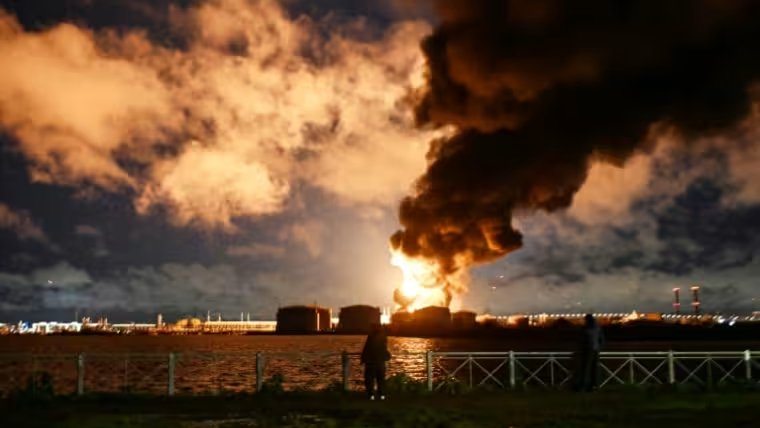 cyprien_ronze's tweet photo. 🇺🇦🇷🇺 Le drone FP-1 : l'auteur de ses magnℹ️fℹ️ques images ❤️

Ce matin, l'Ukraine a mené la plus grande attaque sur Saint-Pétersbourg depuis le début de la guerre.
Bilan :
Un terminal pétrolier en flamme après les attaques ukrainiennes au petit matin, ce dimanche.
Un entrepôt OZON et des entrepôts industriels dans le sud de la ville sévèrement touchés et en flammes.
20 000 foyers privés d'électricité.

L'Ukraine veut la paix, depuis le début.
Mais elle ne laissera pas Poutine violer les trêves énergétiques impunément.

1/2