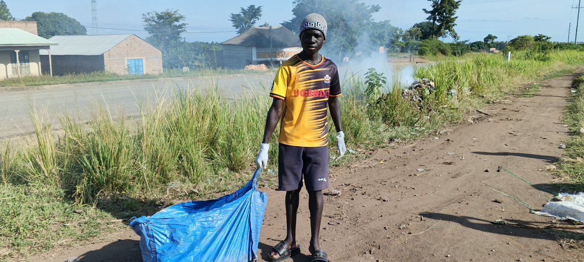AlbertineGEF26's tweet photo. We the youth of the Albertine green Empowerment foundation decided to clean our community, emphasized the rest of the community members to always clean, conserve and protect the environment.☘️🍃🪴🌳🌿🌲 https://t.co/gYFzEHlWPK