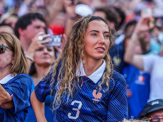 ultras_antifaa's tweet photo. Tiziri Digne, wife of French national team footballer Lucas Digne and an influencer, expressed support for the street protests, saying:

“Stop pretending to be shocked by luxury stores being looted. Why aren’t you outraged by the lack of resources in schools and hospitals?” https://t.co/ek5UsTB1Is