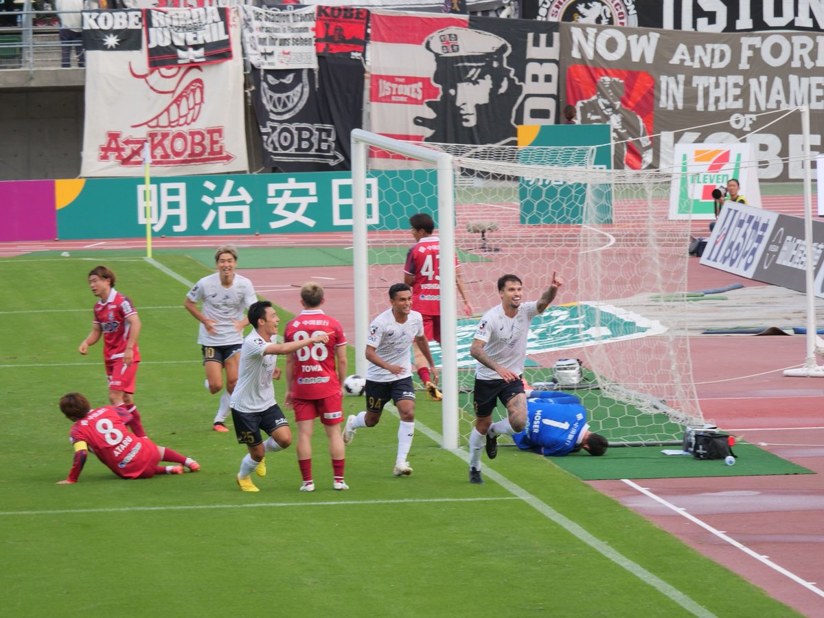 Nyaokatze's tweet photo. トゥーレルのゴール後
スタンドに観に来ていた父親に向けてのゴールセレブレーションをするトゥーレル
#トゥーレル #ヴィッセル神戸 #川鉄ダービー https://t.co/rDikylxk4W