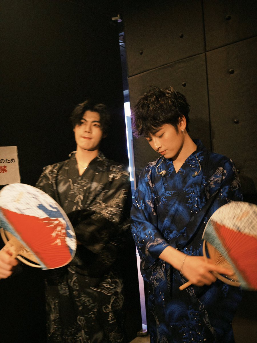 waavetnp's tweet photo. ขอบคุณกำลังใจทั้งหน้างานและหน้าจอนะครับ มาญี่ปุ่นครั้งนี้สนุกมากๆ ร้องเพลงแบบจอยสุดๆโคตรมัน ทุกคนที่มาก็จอยสุดๆ แฮปปี้มากวันนี้ แถมได้ใส่ชุดยูกาตะด้วย ครั้งแรกเลย55555555 เลยเอารูปมาฝากนิดนึง สนุกกันมั้ยวันนี้ suu!!!
#DuangFMinJapan 
#waavetnp https://t.co/qGT1m8IzHx