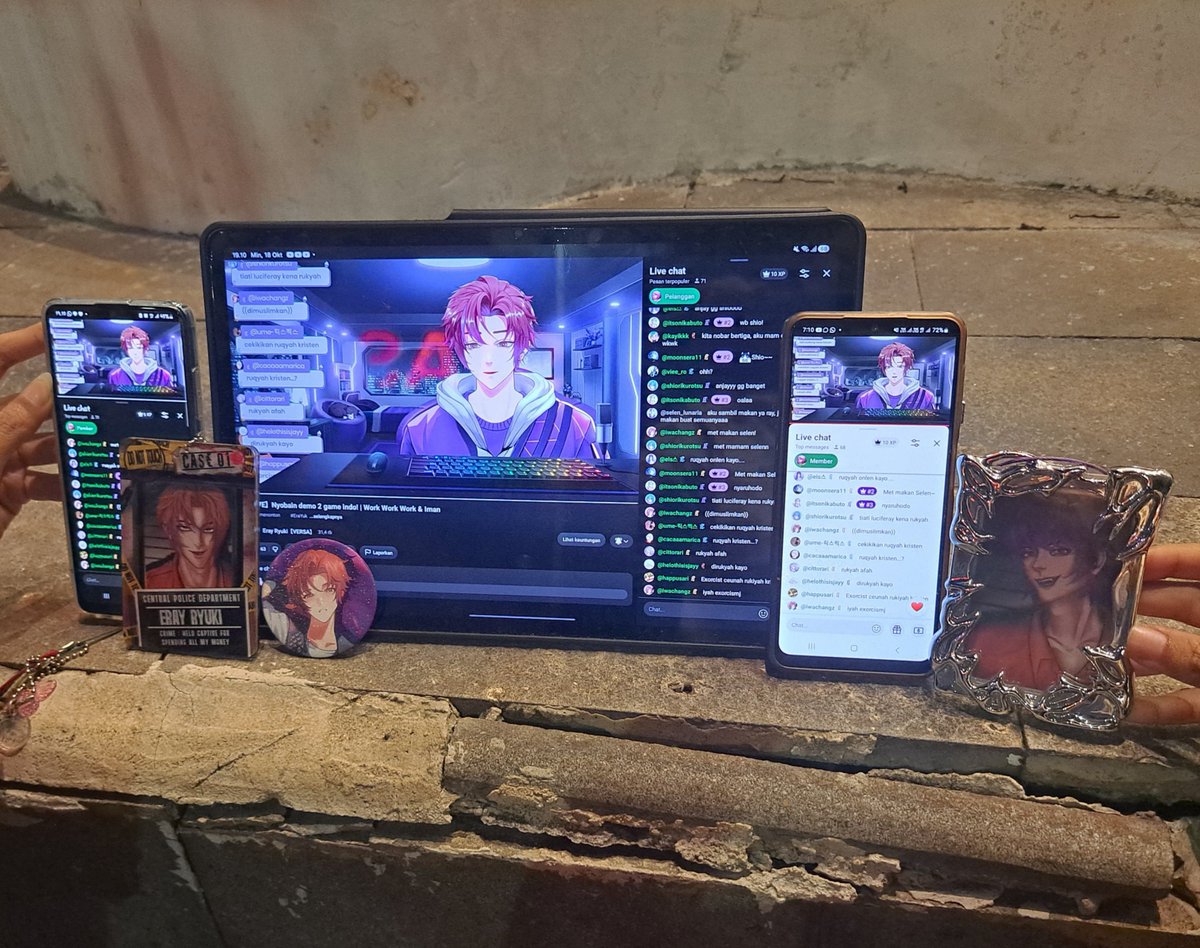 maurajingambar's tweet photo. Oshikatsu PPK (Para Pekerja Keras) ini baru sempat photoframe karna nyari waktu seperti nyari jerami dalam jarum💜🤍💛🩷❤️😏✨️🫶
@yametkudastop
@haykhayi 

(Feat. Stream mbah unguk)
#ANNIVERSARYAYEARVERSA
#FrameTheVersaMoment
#VersaFirstWings 🦋 https://t.co/I6Sce7EBjE