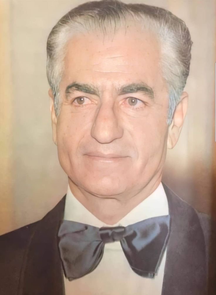 vahid__bahman's tweet photo. بزرگواران وضعیت فرانسه را می‌بینید؟ دقیقا همان طاعون ترکیبی ارتجاع سرخ و سیاه است.

وقتی بیش از ۶۰ سال پیش شاهنشاه آریامهر از اتحاد نامقدس و خطر ارتجاع سرخ و سیاه برای ایران و منطقه و جهان گفتند، حتی دستگاه‌های اطلاعاتی و امنیتی کشورهای پیشرفته هم فهمی از عمق و بزرگی این خطر نداشتند.

#پاينده_ایران
#جاویدشاه