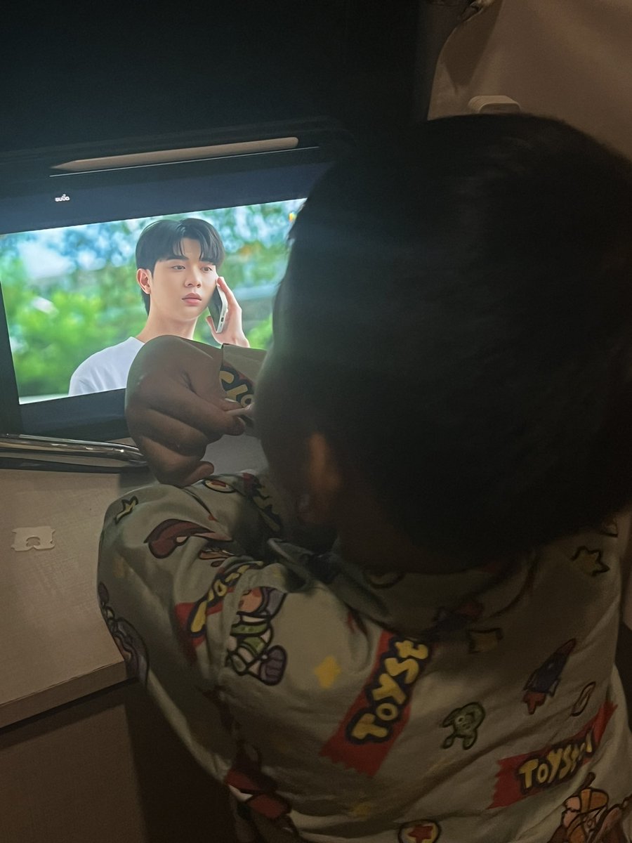beam_nsx's tweet photo. รับแฟนคลับตัวน้อยไหมนั่งดูต้นฟ้าไต้ฝุ่นอยู่มานั่งดูเฉยเลยแล้ววบังไปหมดพาหลานติ่งดีไหมแล้วนั่งดูโครตนาน55555555 https://t.co/LY9ZVaYTux