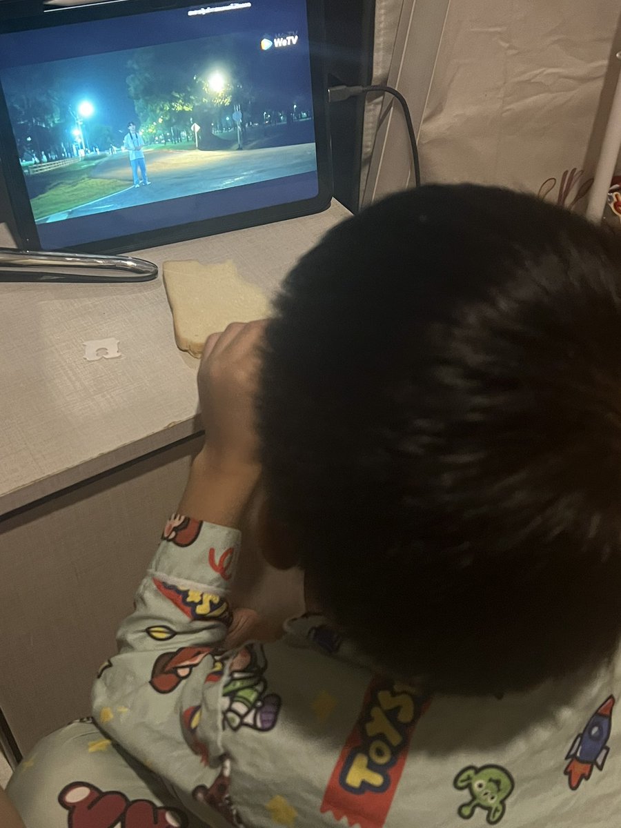 beam_nsx's tweet photo. รับแฟนคลับตัวน้อยไหมนั่งดูต้นฟ้าไต้ฝุ่นอยู่มานั่งดูเฉยเลยแล้ววบังไปหมดพาหลานติ่งดีไหมแล้วนั่งดูโครตนาน55555555 https://t.co/LY9ZVaYTux