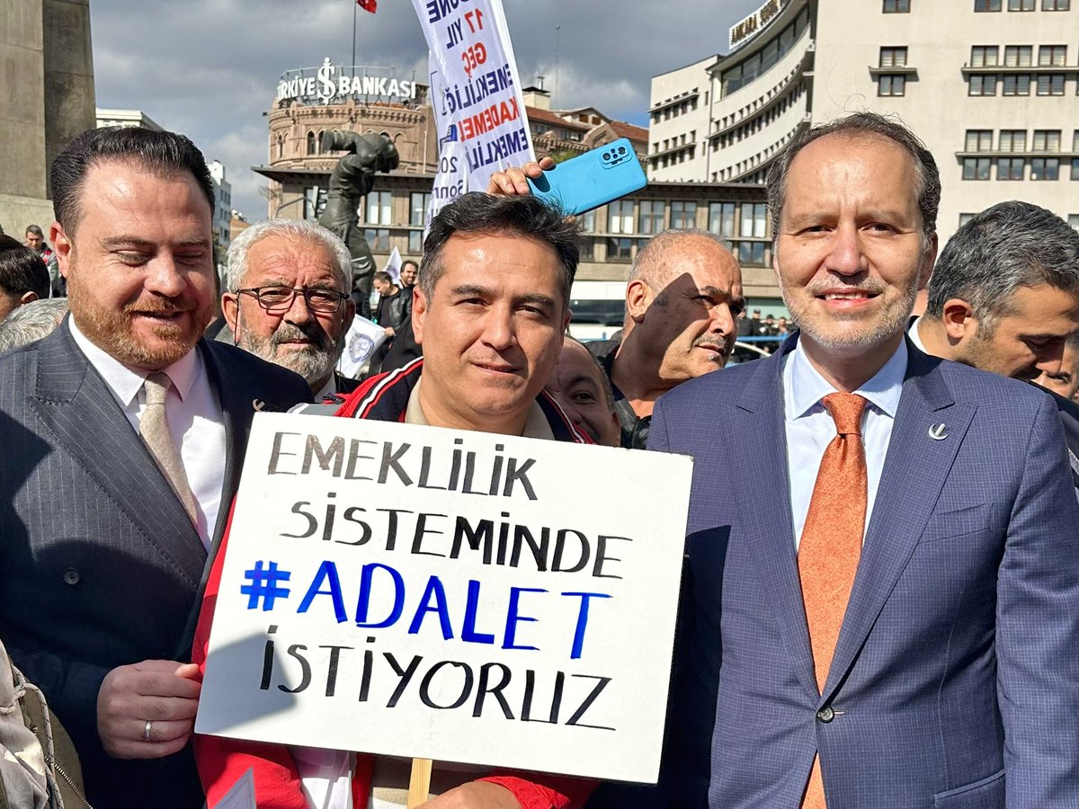 rprefahpartisi's tweet photo. Genel Başkanımız Dr. Fatih Erbakan, EMADDER tarafından Ankara Ulus’ta düzenlenen kademeli emeklilik mitingine katılarak vatandaşlarımızın taleplerine destek verdi.

#KademeUlusta https://t.co/gGgZf4LjxD