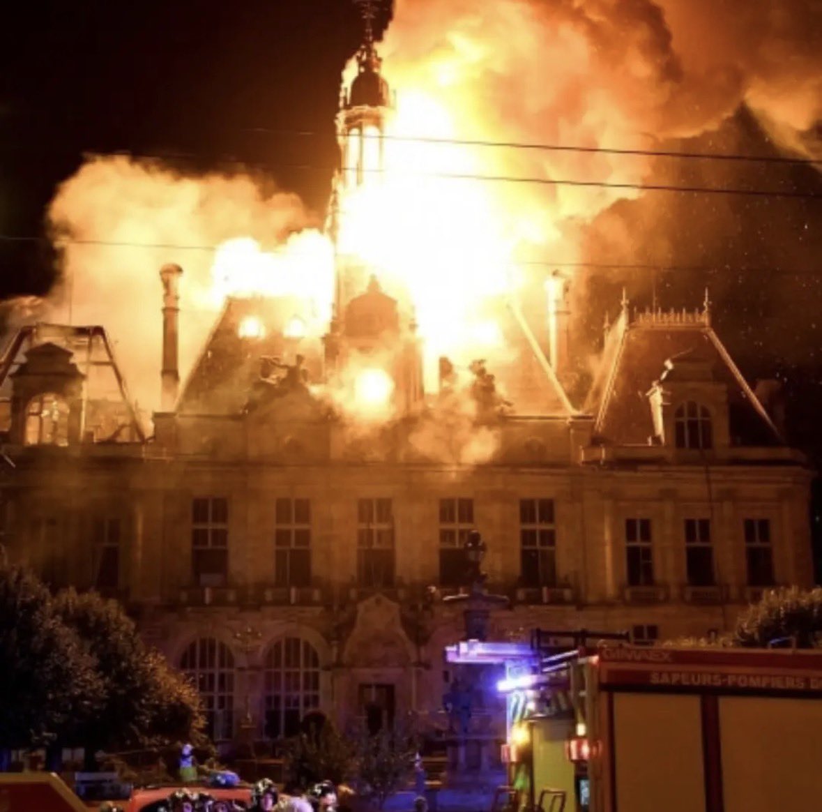 shota201907's tweet photo. 大事なので言いますね。

フランスで55万人デモが起きて
暴動や放火、市庁舎全焼しました。

あんなに綺麗だった街なのに…

多文化共生なんて無理
だったってこと https://t.co/udHyGZA8Gu