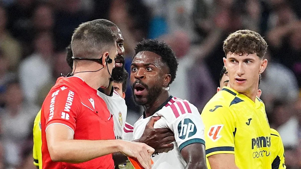 AlanSoccerPr's tweet photo. Vinicius starts a four-game ban. Madrid host Sevilla at the Bernabeu with the Clásico one week away. 🏟️

Los Blancos sit fourth on 18 points. Sevilla are fifth on 14. Mourinho’s side just staged another comeback in Rome.

Here is the tactical breakdown of a night that tests the squad’s depth. 🧵

#RealMadrid #Sevilla #LaLiga #Bernabeu