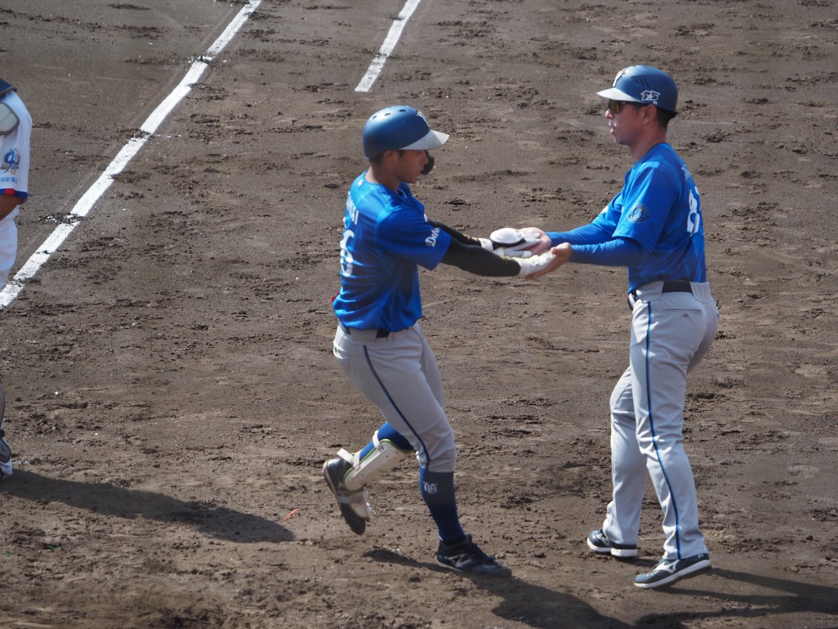 syjr5's tweet photo. 先制は田内の一発。
右中間センター寄り。深いところに叩き込んだ。

完全にパワーヒッターの打撃だな。

今季は成績見たらちょっと攻守に苦しんだ感はあるね。

下半身とか冬の自主トレから見てもパワーアップしてる感じだし、
来季何かキッカケでも掴めたら。

#baystars
10/15 アイビー https://t.co/sotVrQmcyh