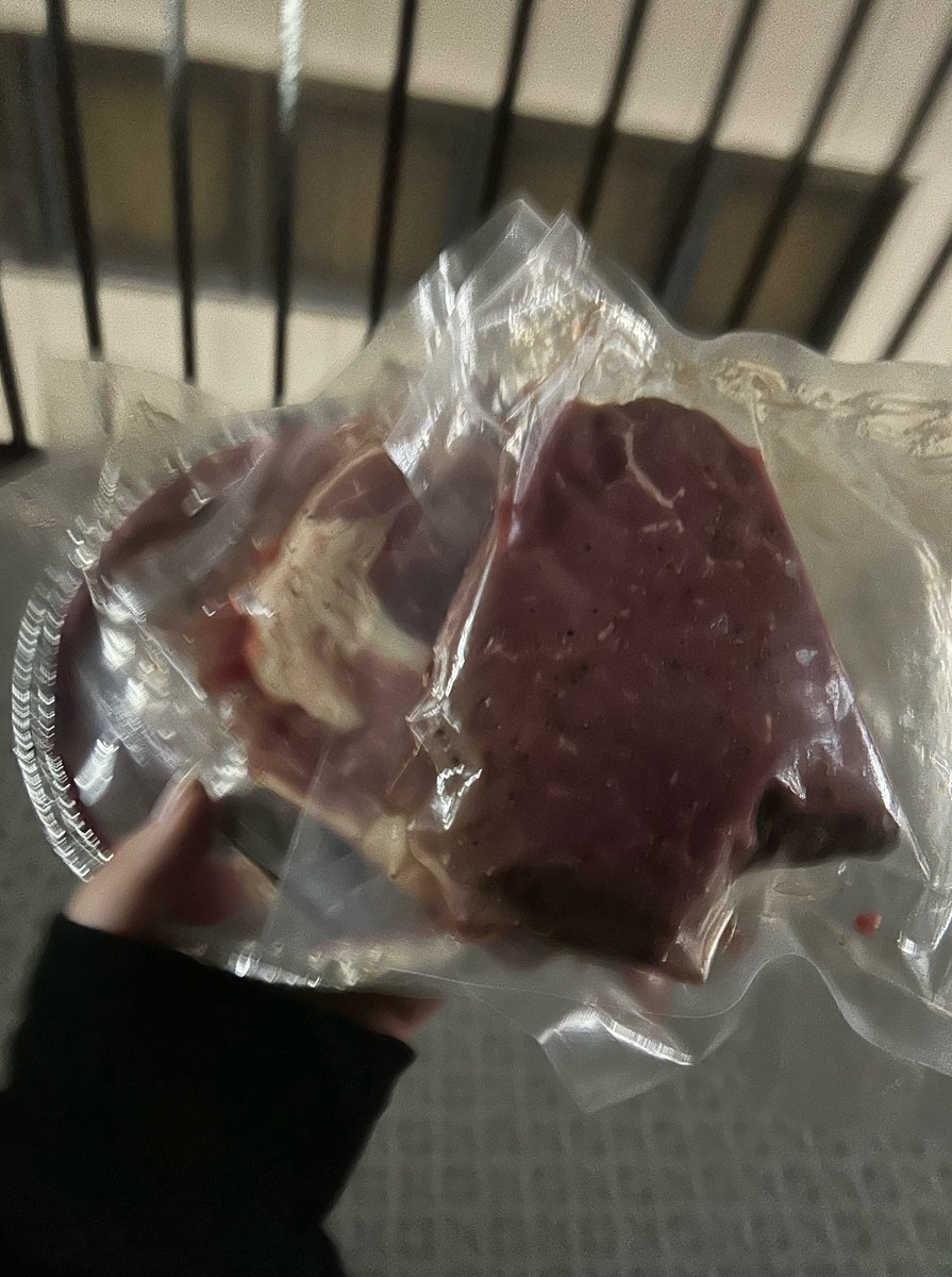 AliciaMil9's tweet photo. 肉大量にもらった ( ´⤙`⸝⸝ ) https://t.co/QbcasuF5re