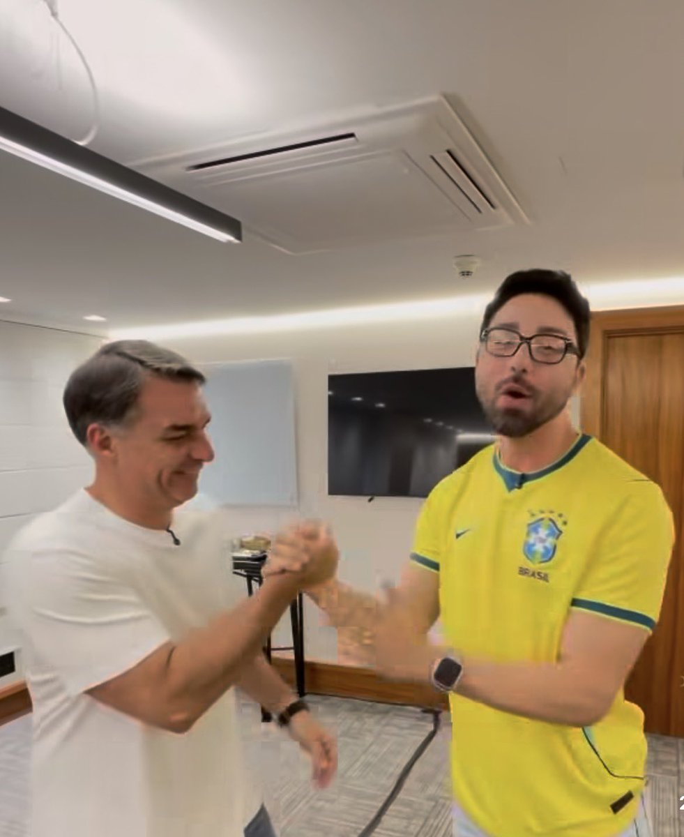 rickoliveirx's tweet photo. Artistas com Lula // artistas com Flávio 

#LulaSeuExercitoTeEspera https://t.co/uUBQdrhhZS