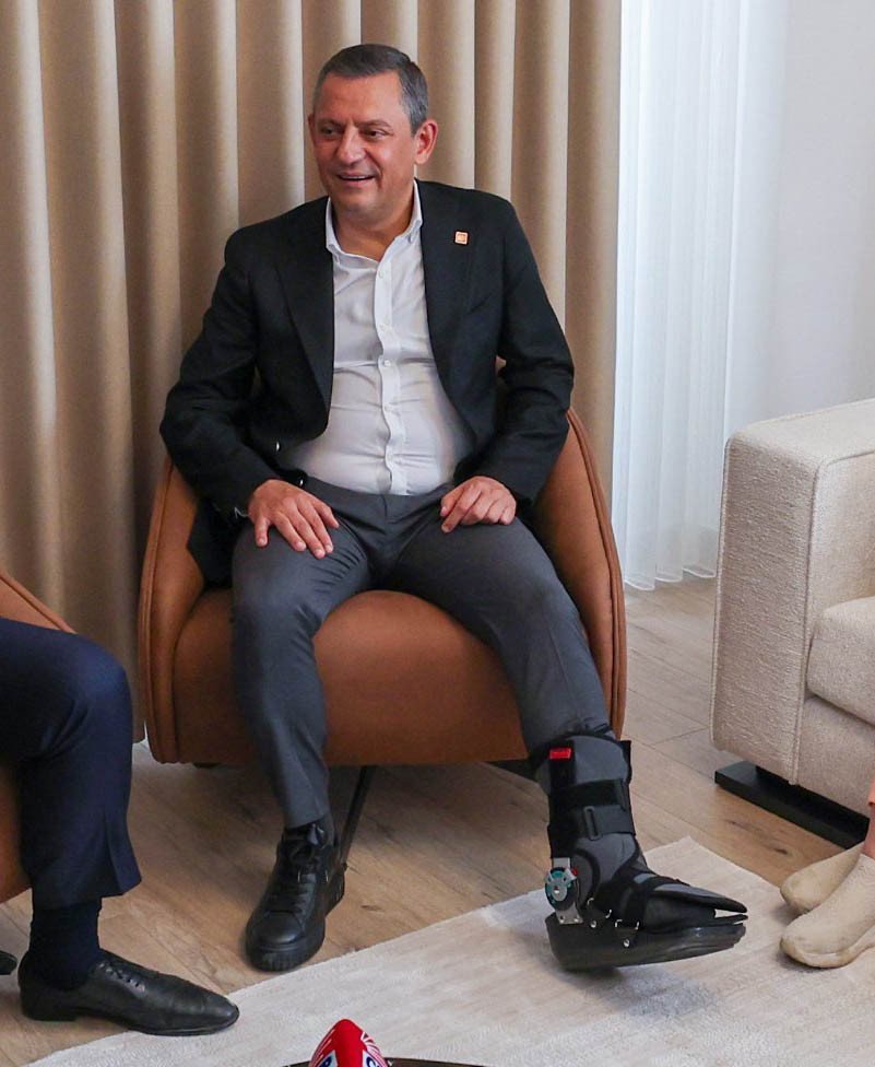 Bynkara1's tweet photo. AK Parti Genel Sekreteri Eyyüp Kadir İnan:

"Özgür Özel, ayağının neden kırıldığını açıklasın"

Acaba bir emekli askerin kızını hamile bırakmış ,sonrada kızın babasının haberi olunca bunun ayağınamı sıkmış🤔 https://t.co/Dd8jv2zX2W