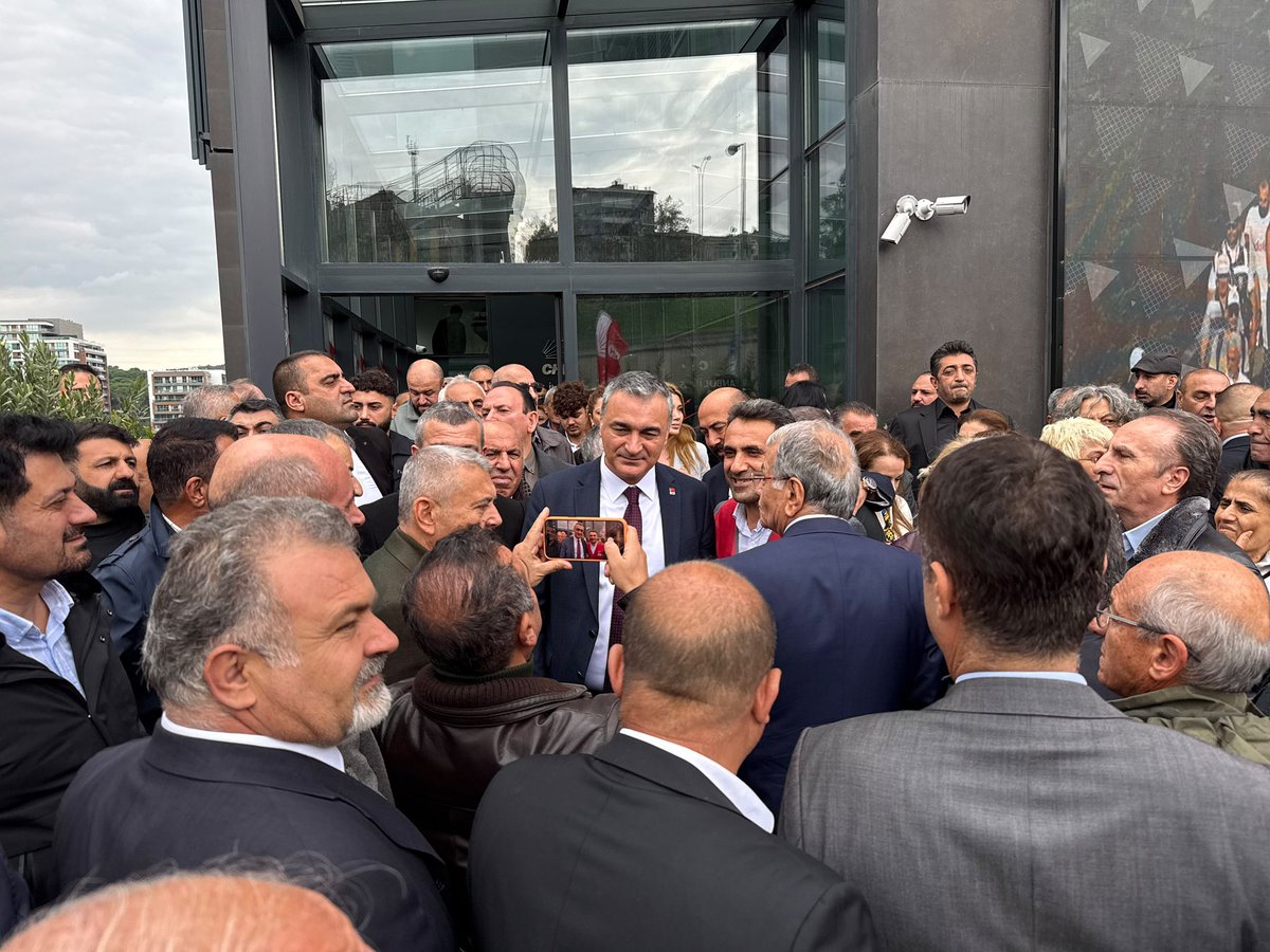 muslimsarichp's tweet photo. İstanbul İl Başkanımız Sayın Mehmet Ali Yüksel’in bugün İl Başkanlığımız önünde gerçekleştirdiği toplantıya katılarak partililerimizle bir araya geldik.

Yeni görevine başlayan Sayın Yüksel’i tebrik ediyor, kendisine çalışmalarında başarılar diliyorum.

İstanbul örgütümüzle birlik ve beraberlik içerisinde çalışmalarımızı sürdüreceğiz.