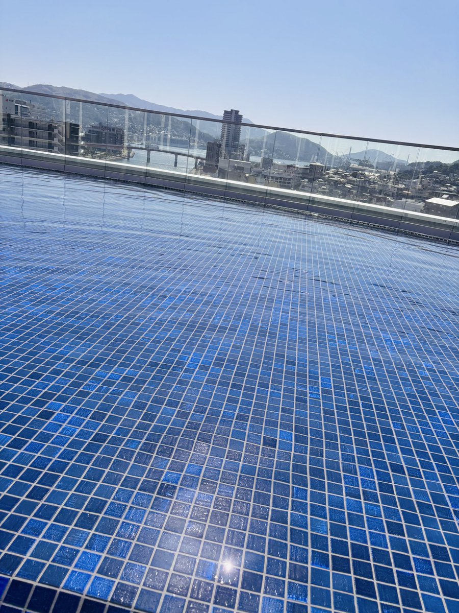 siro112122's tweet photo. 会社のバーベキューしてた！！足湯もあってサイコーだねー https://t.co/8tzFOeRnBK