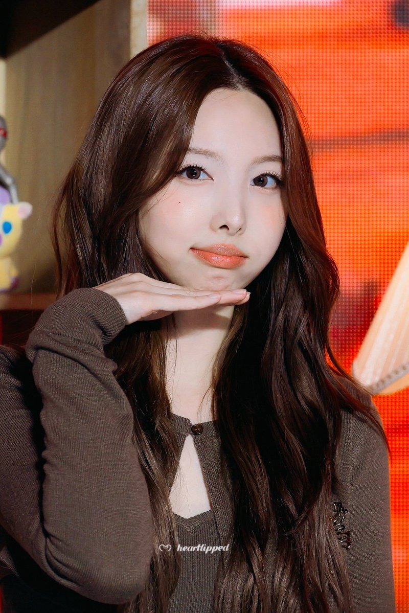 tdoonglovehae's tweet photo. 트와이스는 예쁜 척 하는게 아니라
그냥 예쁘게 태어난곤데 https://t.co/07MoKxVVBn