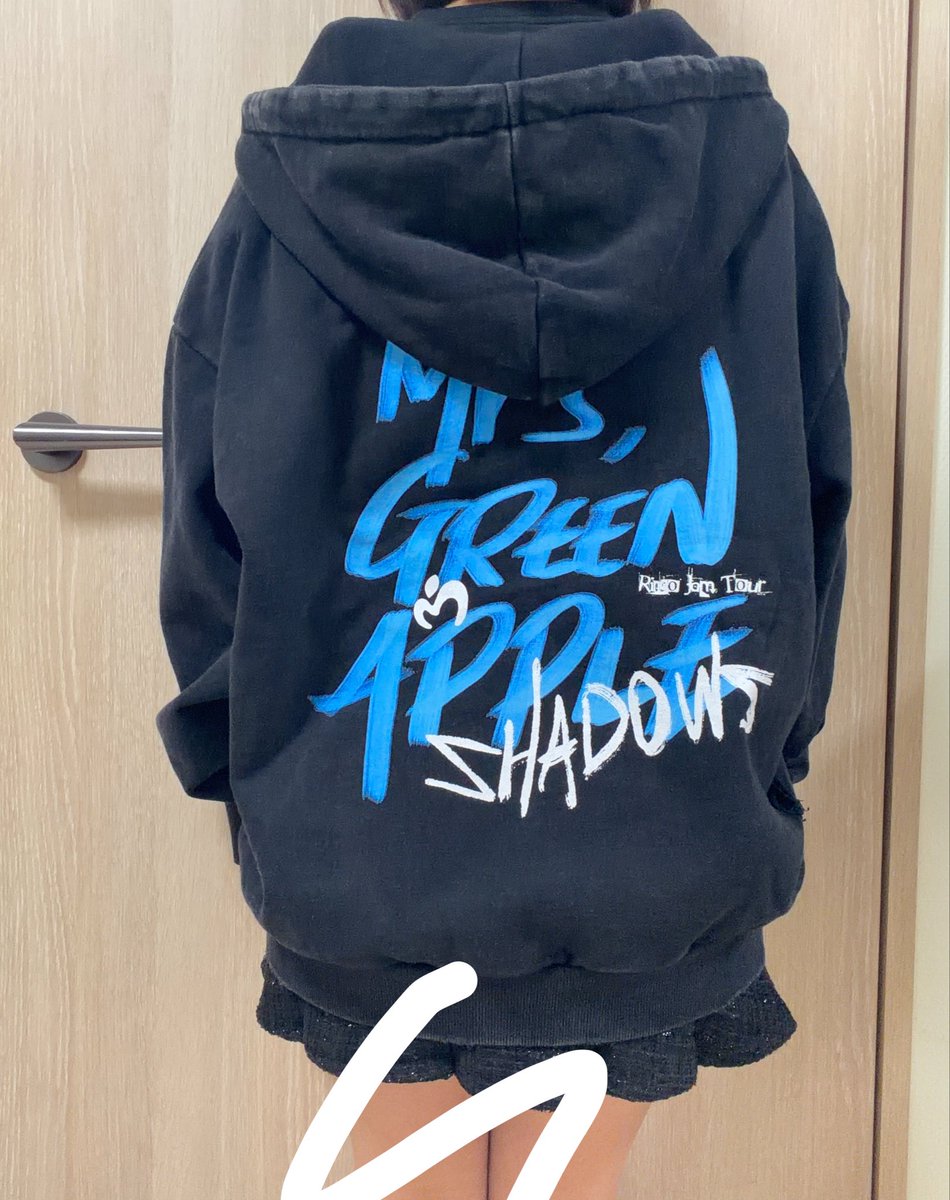 Lion_lover17's tweet photo. やっとやっと念願のパーカー買えた🥹❣️
151cmでSでこんな感じちょっと大きいかなぐらい！！ダボダボ感可愛いから大優勝💞✨ https://t.co/UdsVHIesug