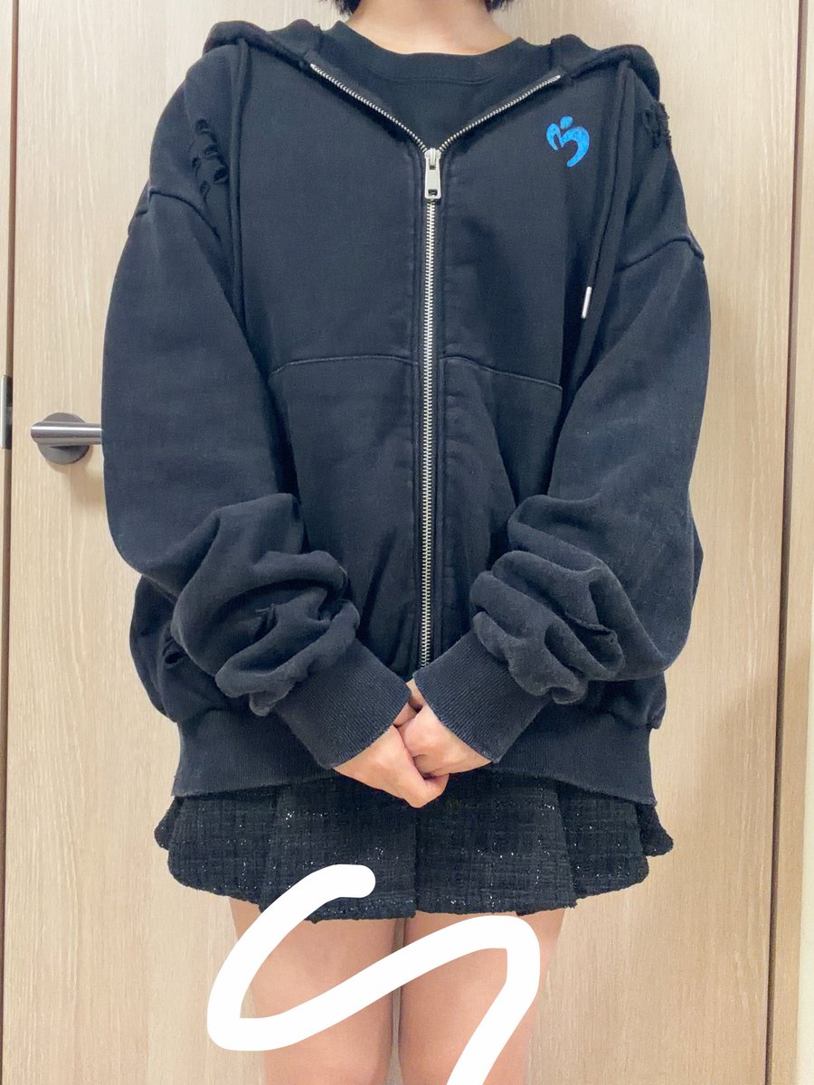 Lion_lover17's tweet photo. やっとやっと念願のパーカー買えた🥹❣️
151cmでSでこんな感じちょっと大きいかなぐらい！！ダボダボ感可愛いから大優勝💞✨ https://t.co/UdsVHIesug