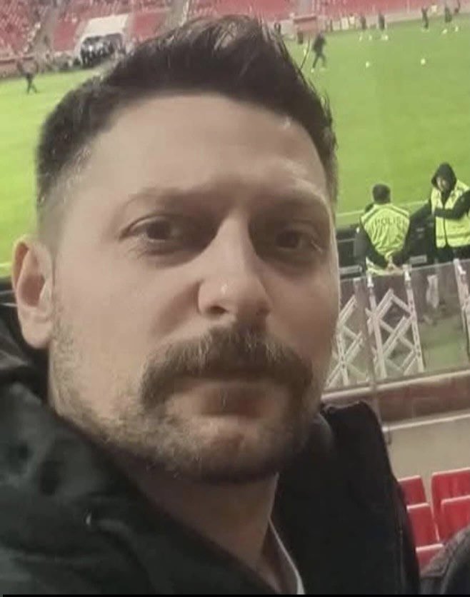 ToplumsalMht265's tweet photo. Ucuz Ölümler Ülkesi

Samsun Atakum’da çalıştığı restoranın 4. katındaki yemek servis asansörünün mekanik aksamını kontrol ederken asansör kabininin düşmesi sonucu 31 yaşındaki işçi Oğuzhan Şanlı hayatını kaybetti.