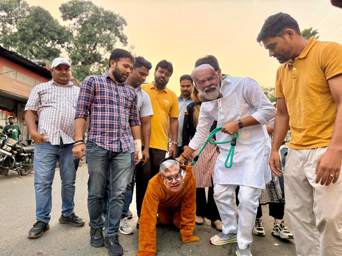 IYC's tweet photo. 🐒&amp; 🦮 GOT SPOTTED IN📍DELHI!!! 💀🔥

Youth Congress workers bring the faces at the centre of Vote Chori into the spotlight 🦮👀 https://t.co/I1n8QsR2el