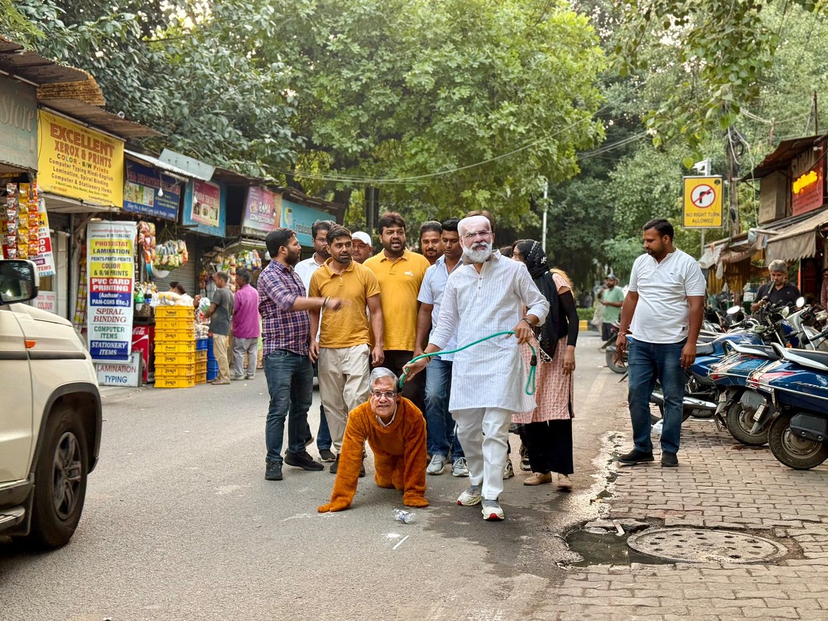 IYC's tweet photo. 🐒&amp; 🦮 GOT SPOTTED IN📍DELHI!!! 💀🔥

Youth Congress workers bring the faces at the centre of Vote Chori into the spotlight 🦮👀 https://t.co/I1n8QsR2el