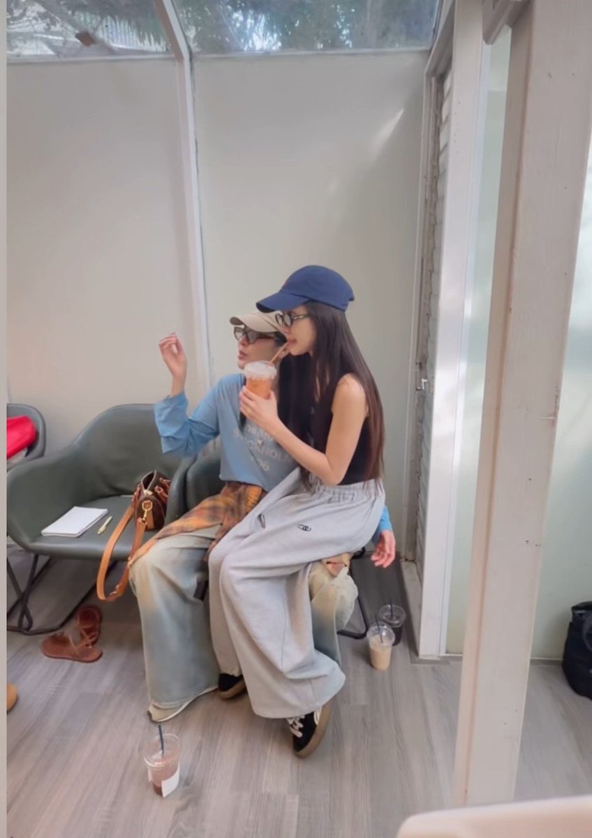 VeritoxFaye's tweet photo. JAJAJAJA, estaban todas las sillas ocupadas y Tuam dijo: «A mí no me vengan con esas, yo ya tengo mi lugar reservado» 😭
Faye no es el sillón real, ¡es el trono de la princesa! 👑😂💗
@atomprys @malisorn00 
#FayePeraya #FayeChindechanawakhun 
#AtomPariya
#FayeAtom https://t.co/53Oo4Gxco0