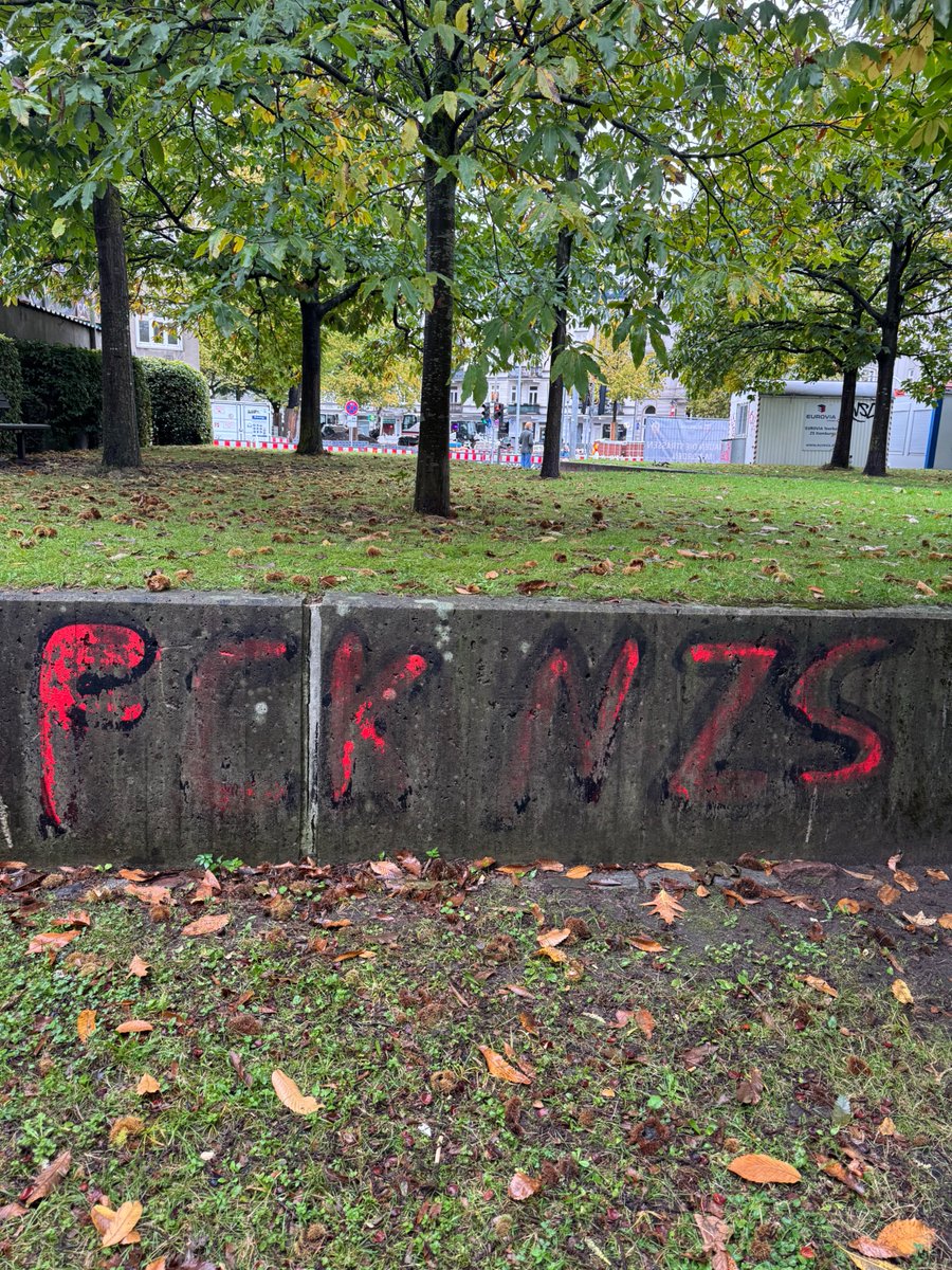 BoodeVon's tweet photo. hamburg stadtpark.
#HBR #Reimmigration
hamburger bündnis
"antifaschistischer sonntagsspaziergang "
#FCKNZS #Hamburg #Stadtpark https://t.co/IPSdZzDYkf