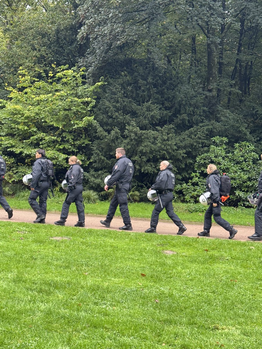 BoodeVon's tweet photo. hamburg stadtpark.
#HBR #Reimmigration
hamburger bündnis
"antifaschistischer sonntagsspaziergang "
#FCKNZS #Hamburg #Stadtpark https://t.co/IPSdZzDYkf