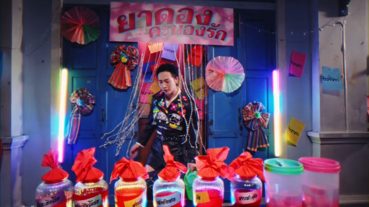 CUZofBUSiSMILE's tweet photo. เคยฟังสัมภาษณ์คุณกรณ์ XOXO ที่เขาบอกประมาณว่า T-POP จะไปได้ไกล ต้องเริ่มจากคนไทยต้องชื่นชมและภูมิใจในสิ่งที่คนในชาติเราทำก่อน ซึ่ง T-POP มีเอกลักษณ์ไทยเป็นของตัวเองมานานแล้ว
-
ขอยกเพลงปล่อยจอยมีทั้งมาเบลพิกซี่เต้นหน้าร้านยาดอง พิมมาแรปเหนือ มางแรปอีสาน เปาแรปภาษาใต้ในเพลงเดียวกัน ยกร้านส้มตำ โรงเตี๊ยม ยฝร้านยาดอง วินมอไซ โค่ดจาเริ่ด คนไทยที่เหยียดทีป๊อปอะ เคยเปิดใจให้งานของคนในชาติจริง ๆ รึเปล่า