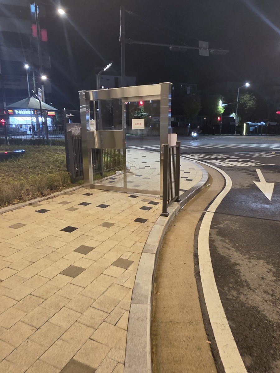 18351835_'s tweet photo. 우리아파트 가장 이해안되는 문 https://t.co/rD4ORmXcQo