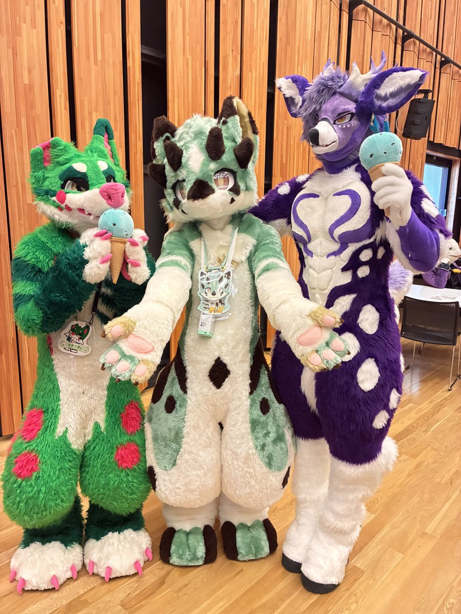 loveuph's tweet photo. ミントくん、チョコミントアイスの布教活動中🍀
#獣煮会3 https://t.co/Sjrg67Ao6m